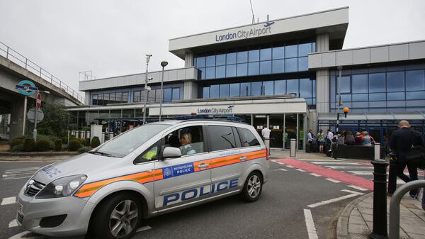 Полицейский автомобиль у здания терминала аэропорта Сити в Лондоне