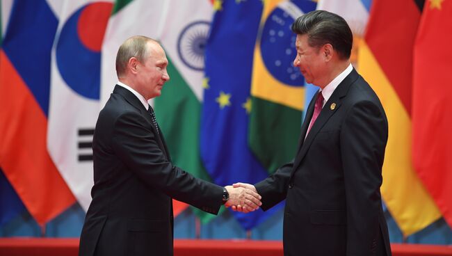 Президент России Владимир Путин и председатель КНР Си Цзиньпин во время встречи в Ханчжоу, КНР