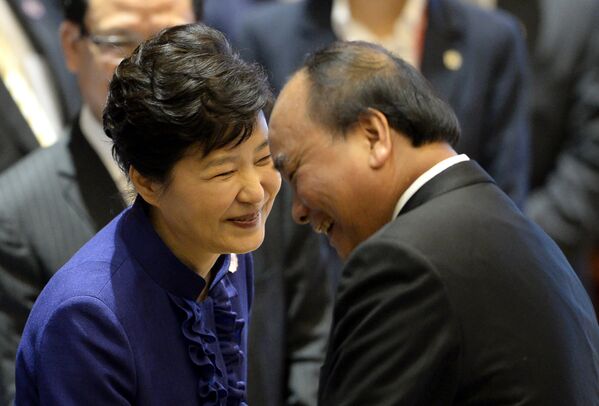 Президент Республики Корея Пак Кын Хе и премьер-министр Вьетнама Нгуен Суан Фук на встрече в рамках саммита АСЕАН в Лаосе