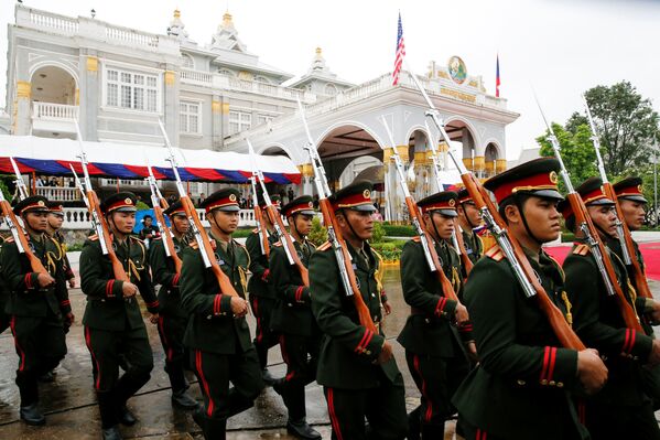Почетный караул у президентского дворца Вьентьяна, Лаос