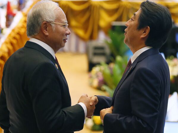 Премьер-министр Малайзии Наджиб Тун Разак и премьер-министр Японии Синдзо Абэ во время саммита АСЕАН в Лаосе