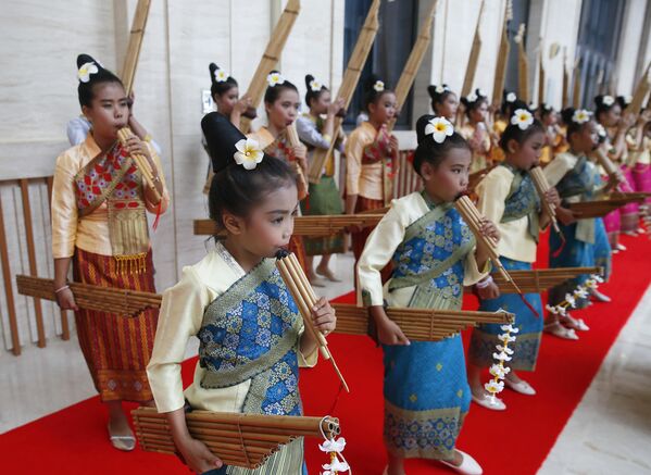 Музыканты в национальных костюмах на саммите АСЕАН в Лаосе