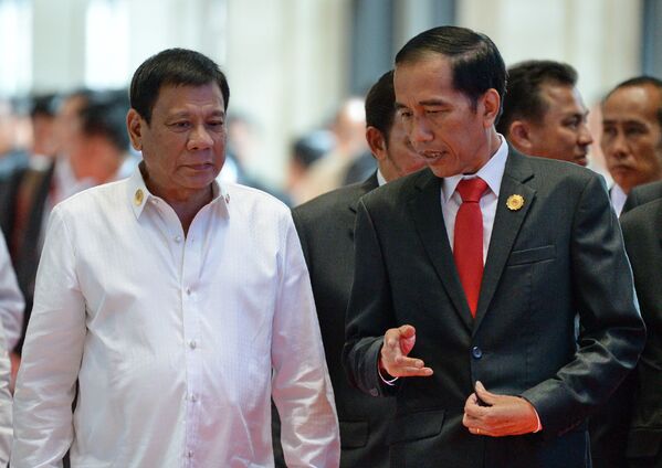 Президент Индонезии Джоко Видодо и филиппинский президент Родриго Дутерте на саммите АСЕАН в Лаосе
