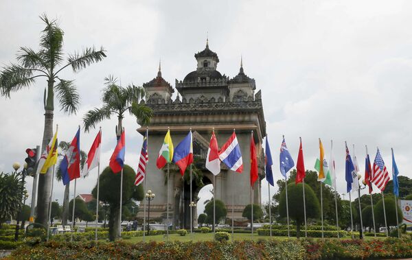 Флаги стран участниц саммита АСЕАН в Лаосе