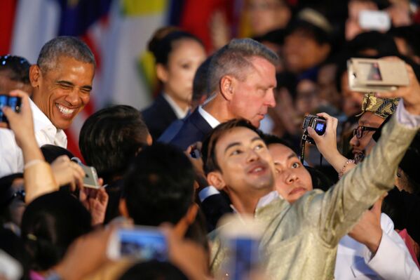 Президент США Барак Обама общается со студентами во время визита в Лаос