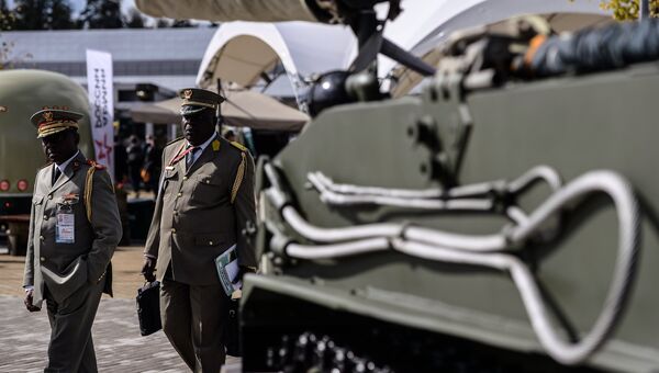 Посетители знакомятся с образцами военной техники, представленной в открытой экспозиции на Международном военно-техническом форуме АРМИЯ-2016