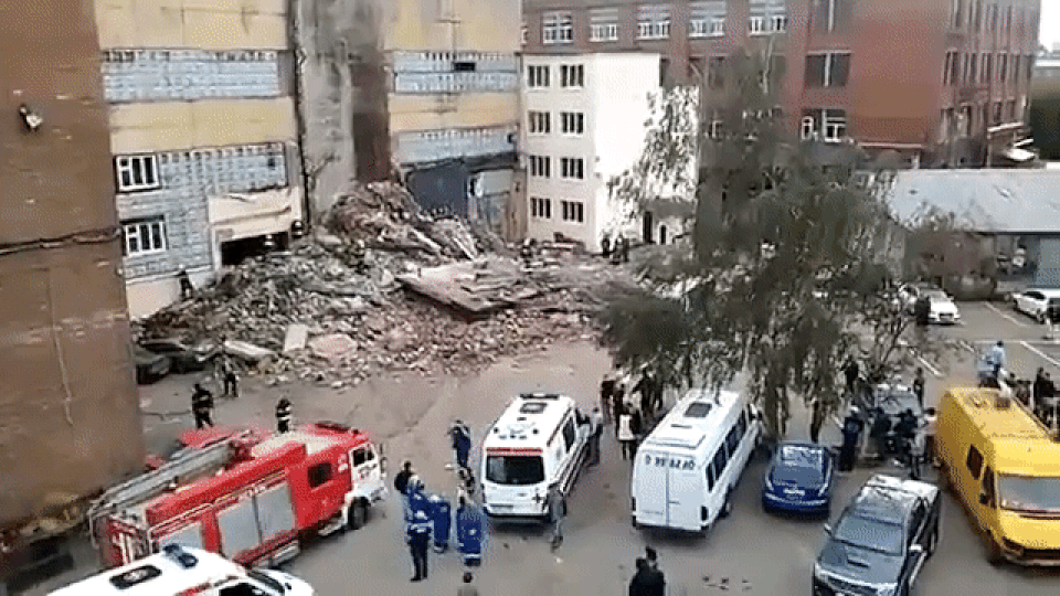 В сети появилось видео с места обрушения здания на востоке Москвы