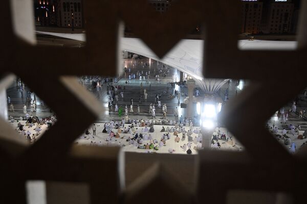 Паломники, прибывающие на хадж в Мекку, совершают намаз в мечети Пророка в Медине