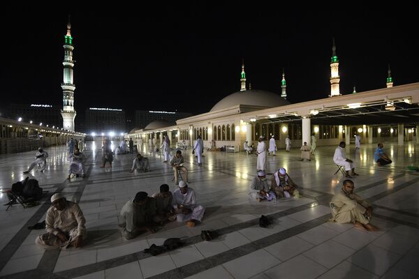 Паломники, прибывающие на хадж в Мекку, совершают намаз в Медине