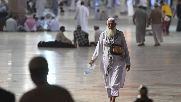Паломники, прибывающие на хадж в Мекку, совершают намаз в Медине