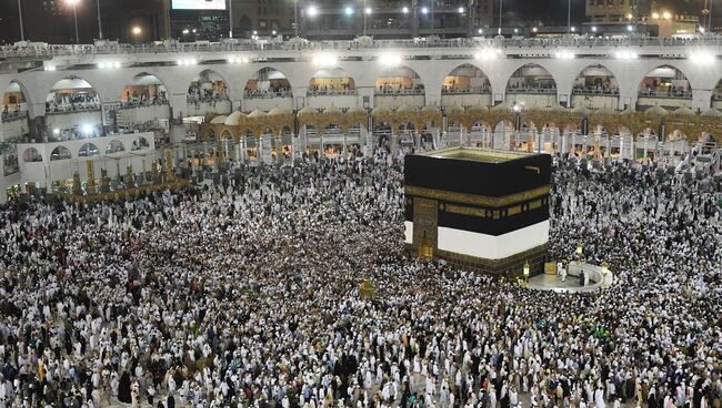 Паломники во время хаджа совершают обход вокруг Каабы в мечети Месжид аль-Харам в Мекке Паломники во время хаджа совершают обход вокруг Каабы в мечети Месжид аль-Харам в Мекке