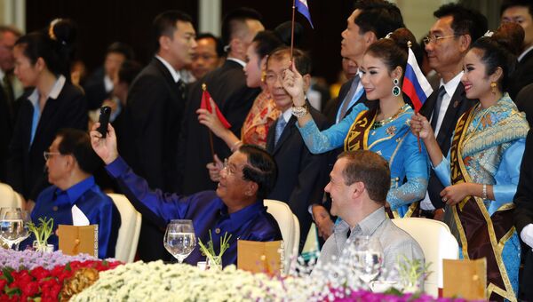 Председатель правительства РФ Дмитрий Медведев (за столом справа) и премьер-министр Королевства Камбоджа Хун Сен (за столом в центре) на 11-м Восточноазиатском саммите (ВАС)