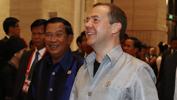 Председатель правительства РФ Дмитрий Медведев (справа) на 11-м Восточноазиатском саммите (ВАС)