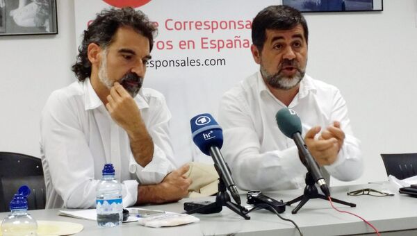 Главы организаций Каталонская национальная Ассамблея и Òmnium Cultural Жорди Санчес и Жорди Кушарт на пресс-конференции в Мадриде
