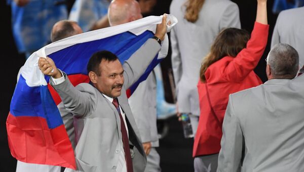 Представитель паралимпийской сборной Белоруссии с флагом России на церемонии открытия XV летних Паралимпийских игр 2016 в Рио-де-Жанейро