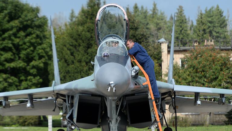 Многоцелевой истребитель Су-35 на летном поле аэродрома в Кубинке во время Международного военно-технического форума АРМИЯ-2016