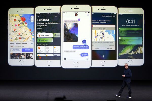 Генеральный директор Apple Тим Кук представляет новый iPhone 7 в Сан-Франциско