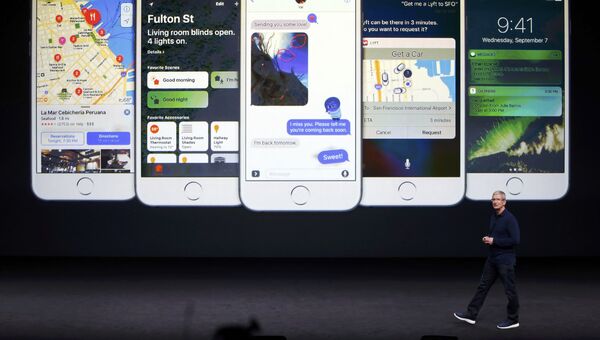 Генеральный директор Apple Тим Кук представляет новый iPhone 7 в Сан-Франциско, США. 7 сентября 2016.