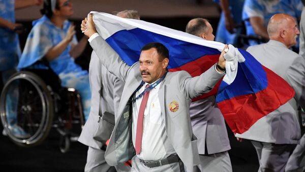 Представитель паралимпийской сборной Белоруссии с флагом России на церемонии открытия XV летних Паралимпийских игр 2016 в Рио-де-Жанейро. Архивное фото