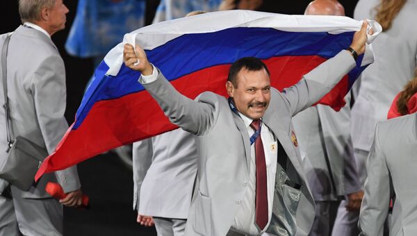Представитель паралимпийской сборной Белоруссии с флагом России на церемонии открытия XV летних Паралимпийских игр 2016 в Рио-де-Жанейро. 8 сентября 2016