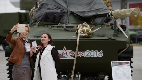 Посетители у боевой машины десанта БМД-4 на Международном военно-техническом форуме АРМИЯ-2016