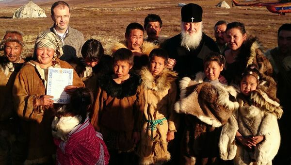 Патриарх Кирилл с чукотскими оленеводами и детьми