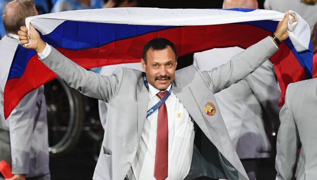 Представитель паралимпийской сборной Белоруссии с флагом России на церемонии открытия XV летних Паралимпийских игр 2016 в Рио-де-Жанейро