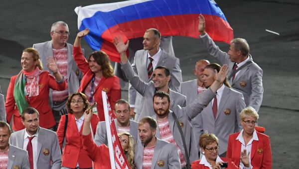 Представители Белоруссии во время парада атлетов и членов национальных делегаций на церемонии открытия XV летних Паралимпийских игр 2016 в Рио-де-Жанейро. 8 сентября 2016