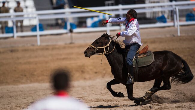 Участник игры в джирит (метание копья на лошадях) на Всемирных играх кочевников-2016