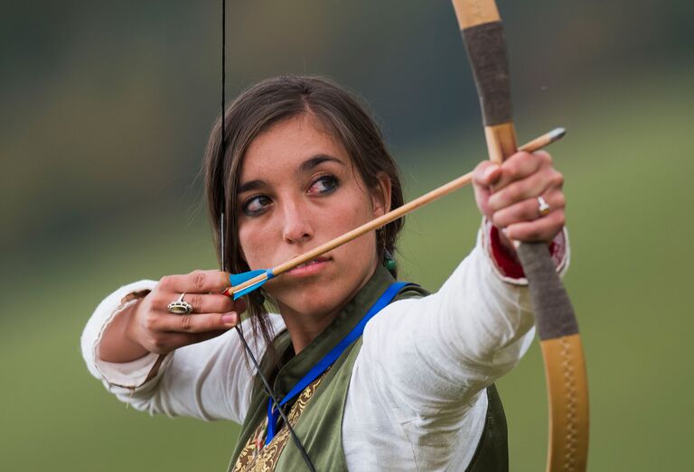 Участница соревнований в стрельбе из лука на Всемирных играх кочевников-2016 Участница соревнований в стрельбе из лука на Всемирных играх кочевников-2016