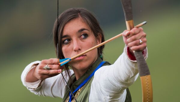 Участница соревнований в стрельбе из лука на Всемирных играх кочевников-2016