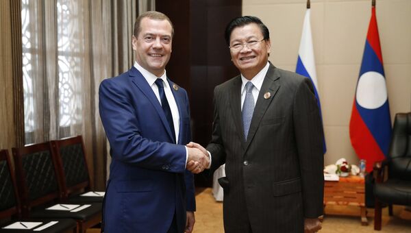 Председатель правительства РФ Дмитрий Медведев и премьер-министр Лаоса Тхонглун Сисулит. Архивное фото