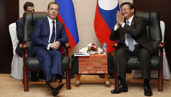 Председатель правительства РФ Дмитрий Медведев и премьер-министр Лаоса Тхонглун Сисулит во время встречи в Вьентьяне. 8 сентября 2016