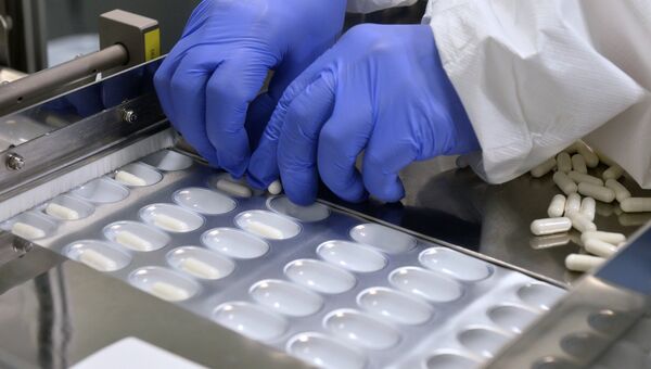Упаковка лекарств в блистеры в лабораторно-промышленном комплексе. Архивное фото