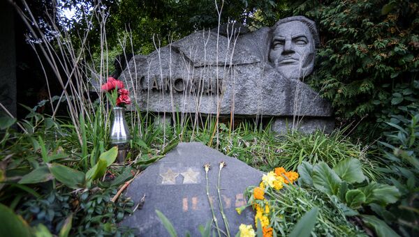 Могила Сидора Ковпака на Байковом кладбище в Киеве. На этом постаменте раньше были две звезды Героя Советского Союза