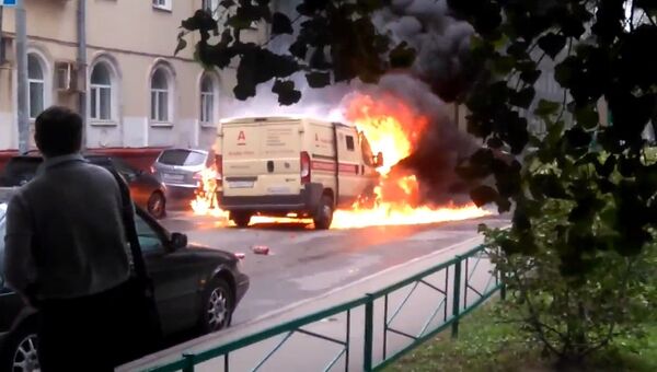 В сети появилось видео горящей инкассаторской машины после налета в Москве