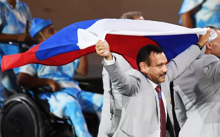 Директор Республиканского центра олимпийской подготовки по легкой атлетике, представитель белорусской делегации Андрей Фомочкин с флагом России на церемонии открытия XV летних Паралимпийских игр 2016 в Рио-де-Жанейро. 8 сентября 2016 Директор Республиканского центра олимпийской подготовки по легкой атлетике, представитель белорусской делегации Андрей Фомочкин с флагом России на церемонии открытия XV летних Паралимпийских игр 2016 в Рио-де-Жанейро. 8 сентября 2016