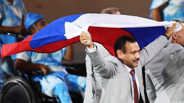 Андрей Фомочкин с флагом России во время парада атлетов и членов национальных делегаций на церемонии открытия XV летних Паралимпийских игр 2016 в Рио-де-Жанейро.