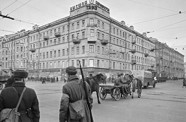 На Невском проспекте во время блокады. Ленинград. Октябрь 1941 года На Невском проспекте во время блокады. Ленинград. Октябрь 1941 года