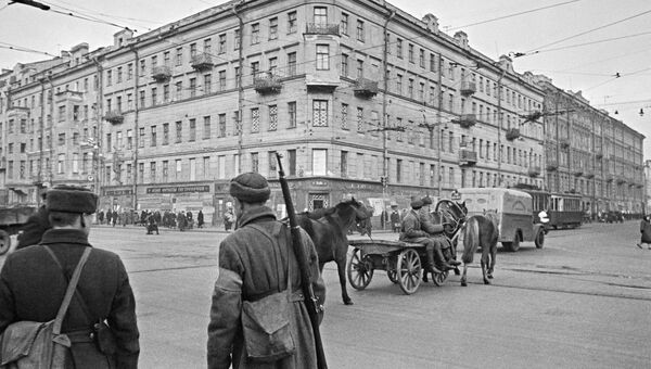 На Невском проспекте во время блокады. Ленинград. Октябрь 1941 года. Архивное фото