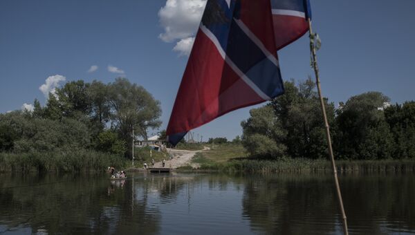 Местные жители на переправе, стихийно организованной жителями села Желтое через реку Северский Донец, разделяющую Луганскую народную республику и Украину. Архивное фото