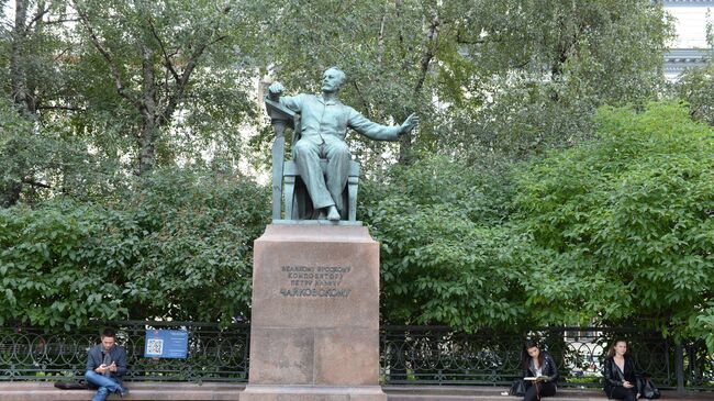 Памятник Чайковскому около здания Московской консерватории. Архивное фото