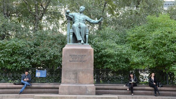 Памятник Чайковскому около здания Московской консерватории