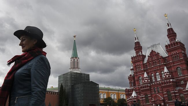 Женщина на Красной площади в Москве. Архивное фото