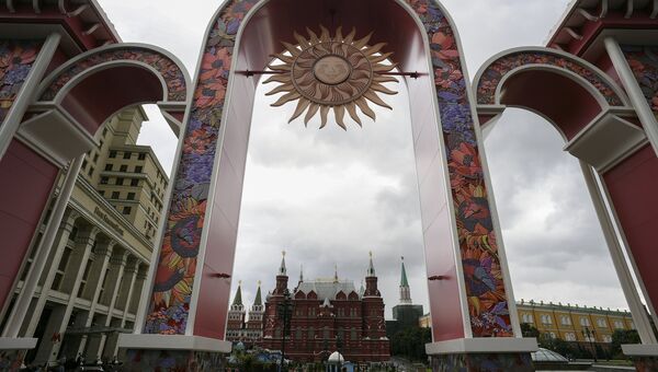Декоративная арка на Манежной площади в Москве. Архивное фото