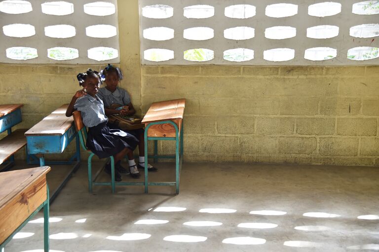 Школьницы в Порт-о-Пренс, Гаити