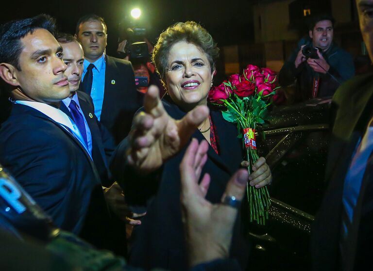 Экс-президент Бразилии Дилма Роуссефф покидает дворец Алворада, официальную резиденцию главы государства. 6 сентября 2016