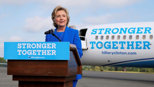 Кандидат в президенты США Хиллари Клинтон около своего самолета