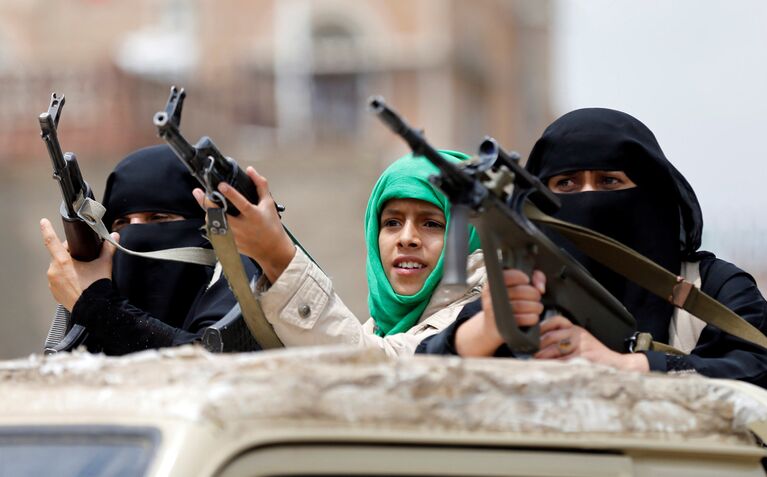 Вооруженные женщины из отрядов хути на грузовике во время демонстрации в поддержку движения в Сане, Йемен. Сентябрь 2016