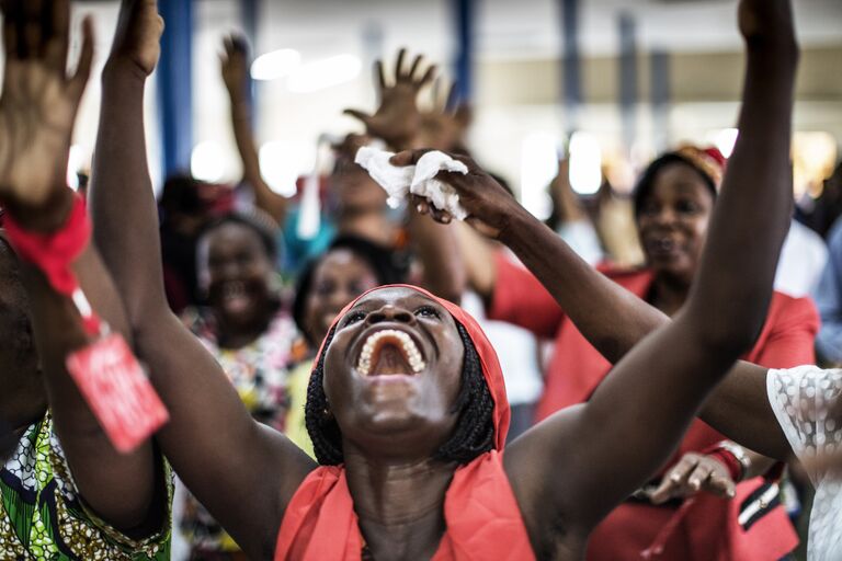 Христиане танцуют в евангелической церкви Либревиля, Габон